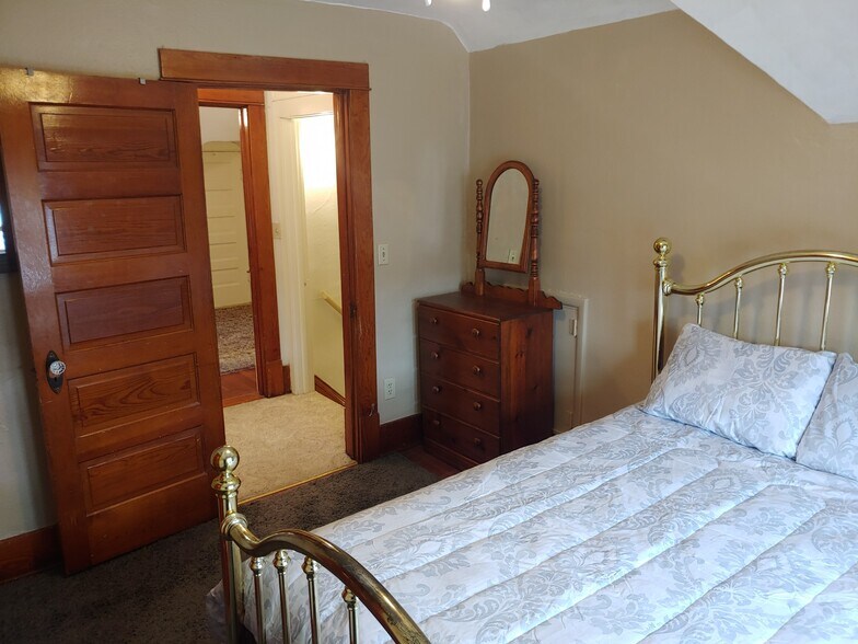 upstairs bedroom #2 - 1146 Howard St