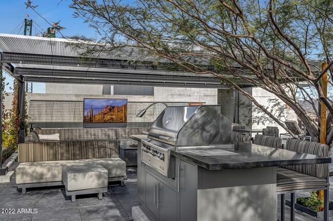 Building Photo - 7180 E Kierland Blvd