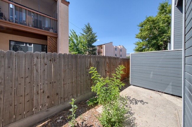 Building Photo - One car garage Townhouse