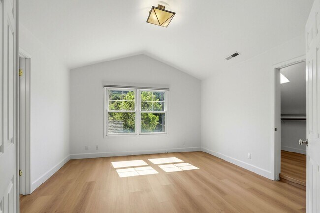 Building Photo - Gorgeous 5-Bedroom Los Gatos Home