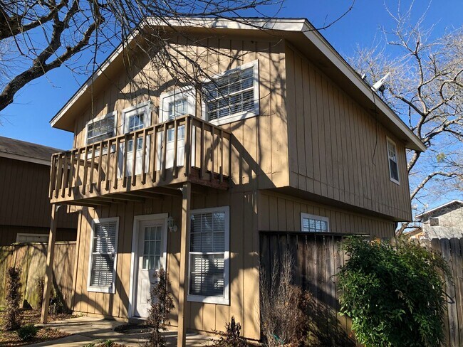 Building Photo - 3/1.5 House with HUGE backyard!