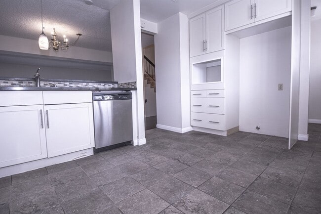 Building Photo - 848 W Huntington Dr