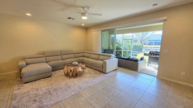 Building Photo - Beautiful 4 Bed / 3.5 Bath Home ~ Available April 1st!