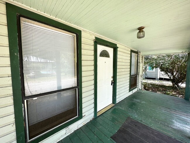 Building Photo - Beautiful 2 Bedroom, 1 Bathroom House in Fifth Avenue Available Now