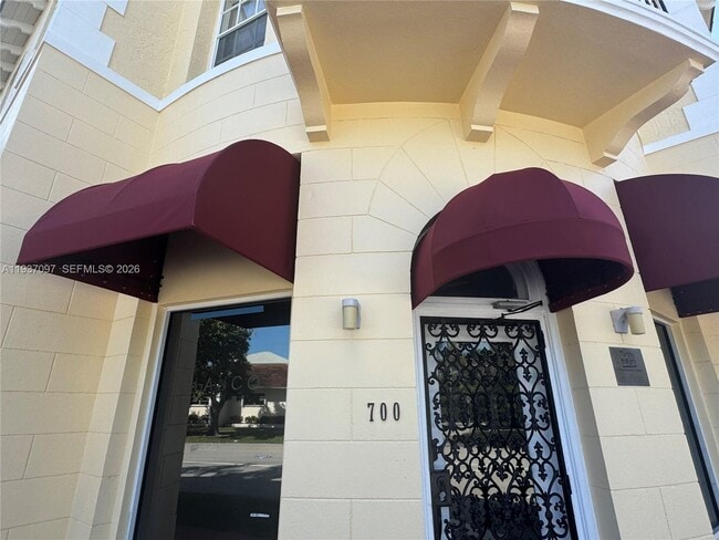 Building Photo - 700 W 51st St