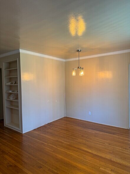 Dining area - 2519 N Lincoln St