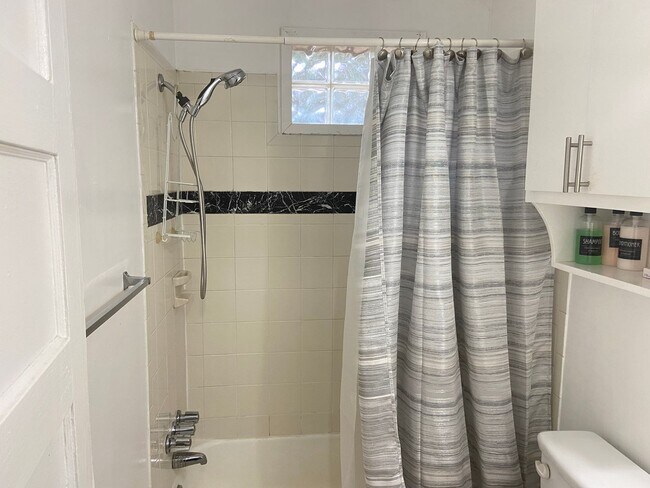 Building Photo - 2 Bedroom/1 Bath  - $1,060/Mo