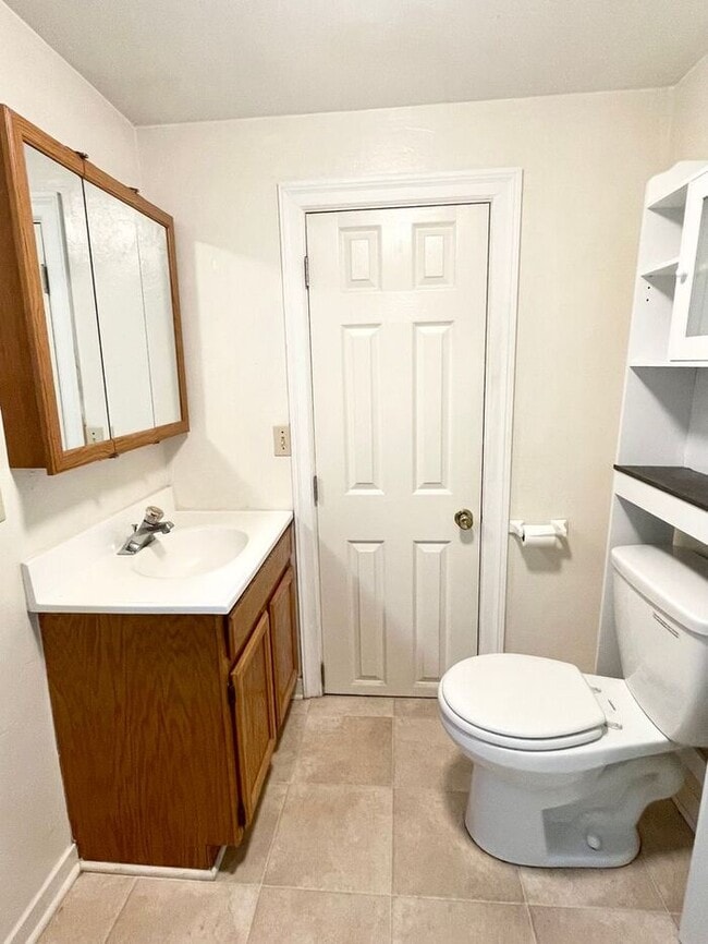 Building Photo - $1,550 Monthly, Studio apartment walking distance to down town Santa Rosa