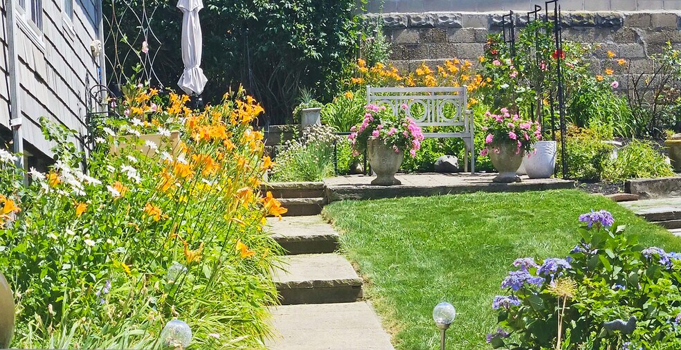 Side Garden - 68 Park Ave