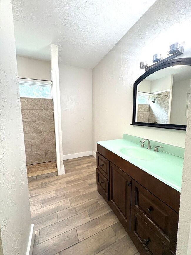 Building Photo - 3 BED/2 BATH Historic Home Available NOW!