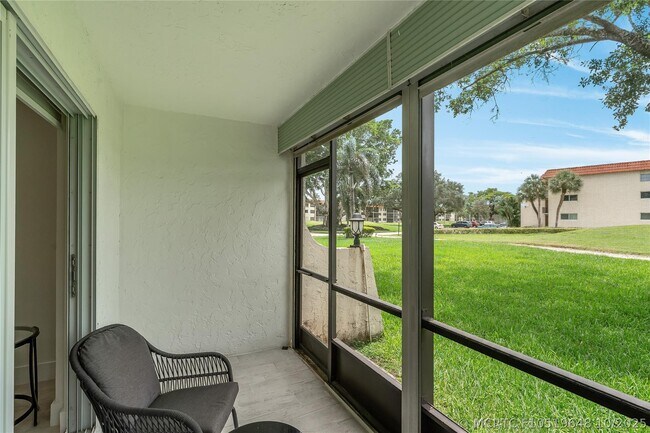 Building Photo - 411 S Hollybrook Dr