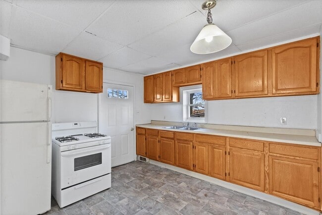 Building Photo - Bright 3 Bedroom, 1.5 Bath Home with Private Yard!