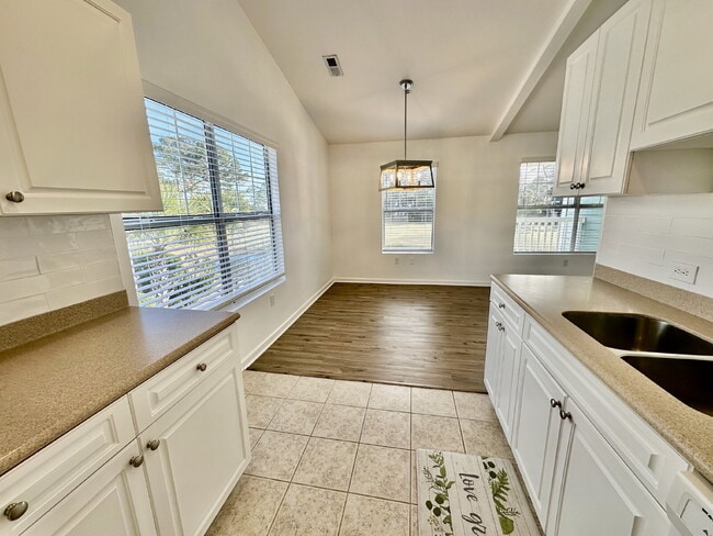 Building Photo - Spacious Three Bedroom Townhome in Old South!