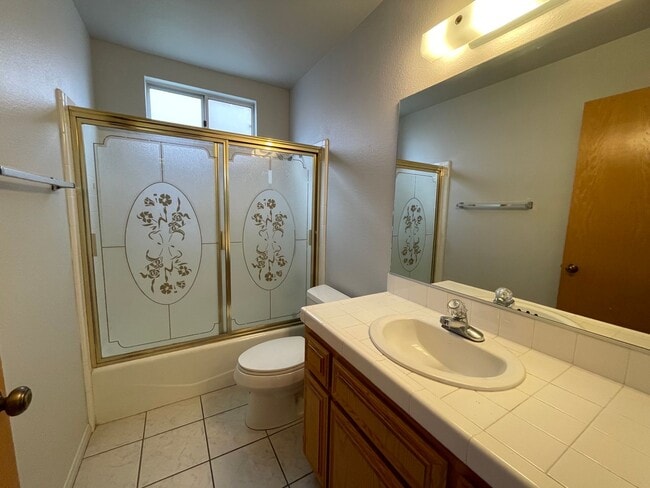 Building Photo - Two Bedroom Two Bathroom Home in Hemet!