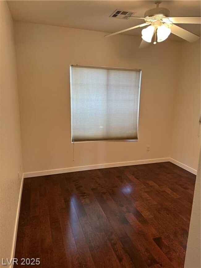 Building Photo - Beautiful 3 bedroom w loft 2.5 bath townho...