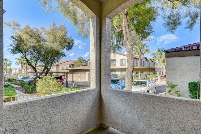 Building Photo - 2305 W Horizon Ridge Pkwy