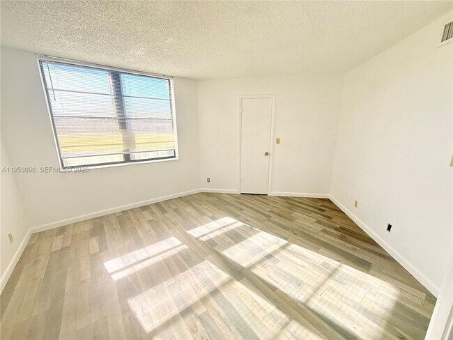 Building Photo - 210 Lake Pointe Dr