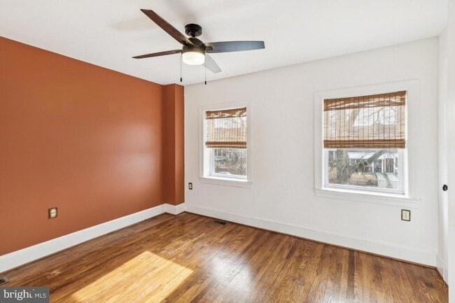 Building Photo - 3318 Blaine St NE