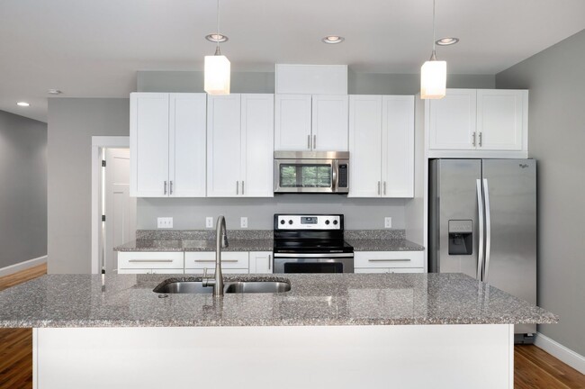 Building Photo - Beautiful & Modern 3-Bedroom Townhome near...