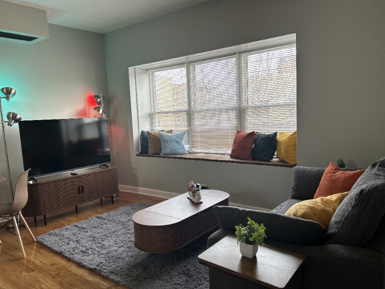 Building Photo - 3034 W Montrose Ave