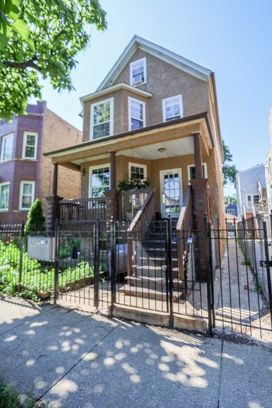 Building Photo - 3525 W Dickens Ave