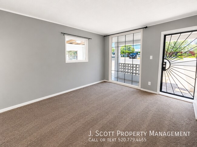 Building Photo - 2801 W Glenrosa Ave