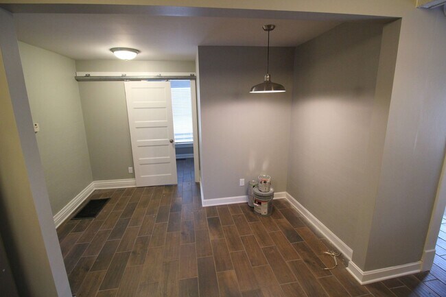 Building Photo - 3 bed 2 bath Campus Rental