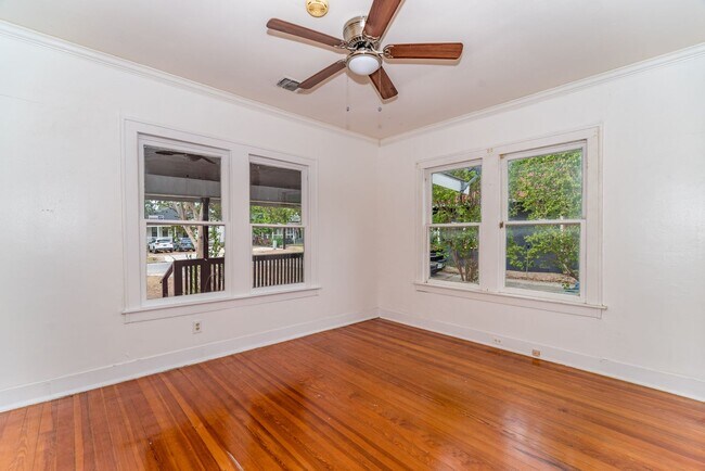 Building Photo - 2-BEDROOM COTTAGE IN TOBIN HILL