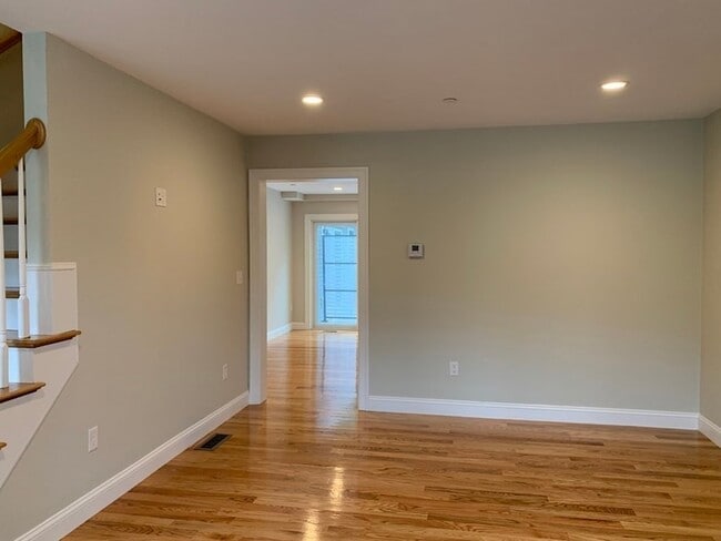 Building Photo - 1418 Main St