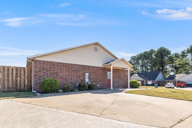 Building Photo - 3300 SW Landau Ct