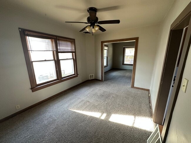 Building Photo - 3 bed 1.5 bath