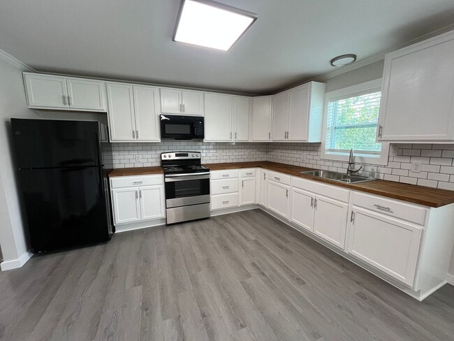 Building Photo - Newly Renovated 3 bedroom, 2 bath home in ...