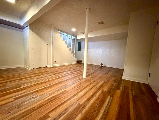 Building Photo - 18 Zenith Dr