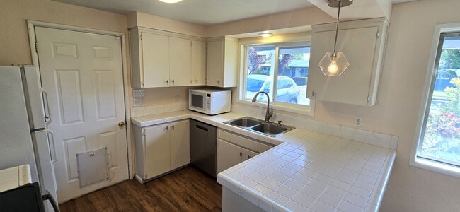 Building Photo - Spacious 3 Bedroom Home in North Corvallis