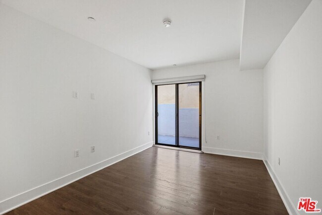 Building Photo - 11811 Darlington Ave