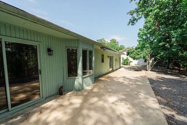 Building Photo - Charming 3 Bedroom, 2 Bathroom home! Call 501-922-9997 to set up a showing today!