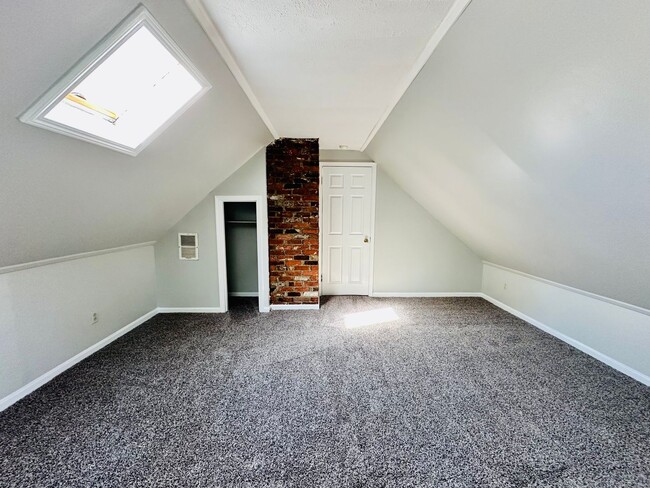 Building Photo - Charming 4 Bedroom by Churchill Downs