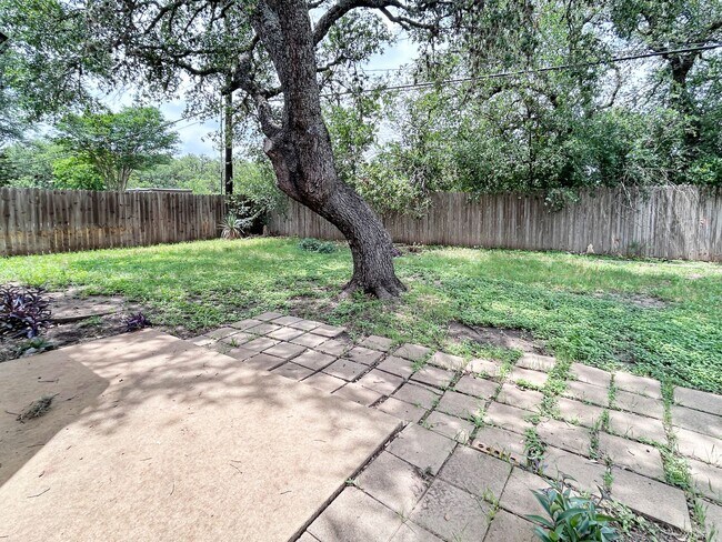 Building Photo - Charming 3-Bedroom Home in Great Northwest with Fireplace & Shaded Backyard