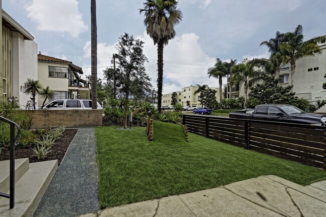 Building Photo - Renovated 2bd/1ba with huge kitchen & full...