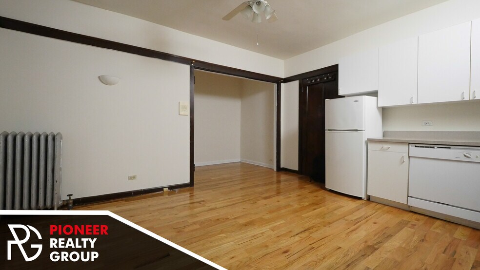 Building Photo - 820 W Waveland Ave