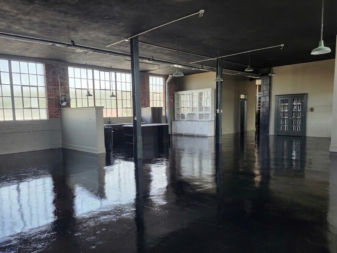 The Wherehaus Apartments - Top Floor Loft - 600 Virginia St W