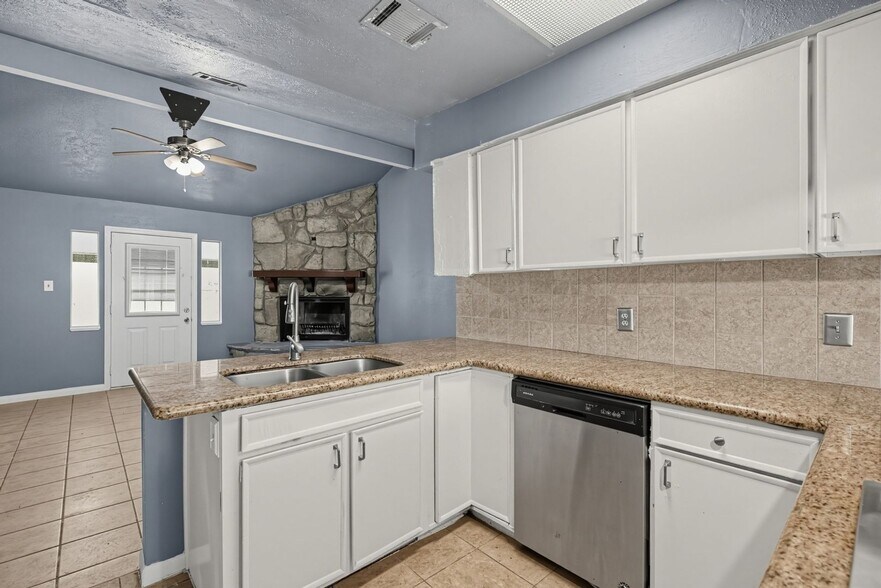 Building Photo - 1901 Fairfield Ct N