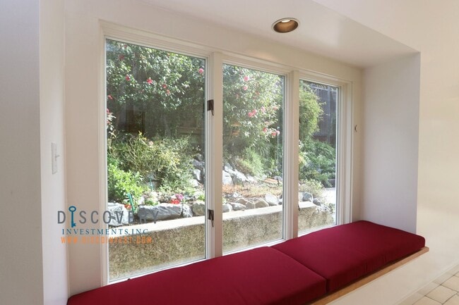 Building Photo - Traditional Six Bedroom Home with Exceptional SF Bay Views with In Law Unit