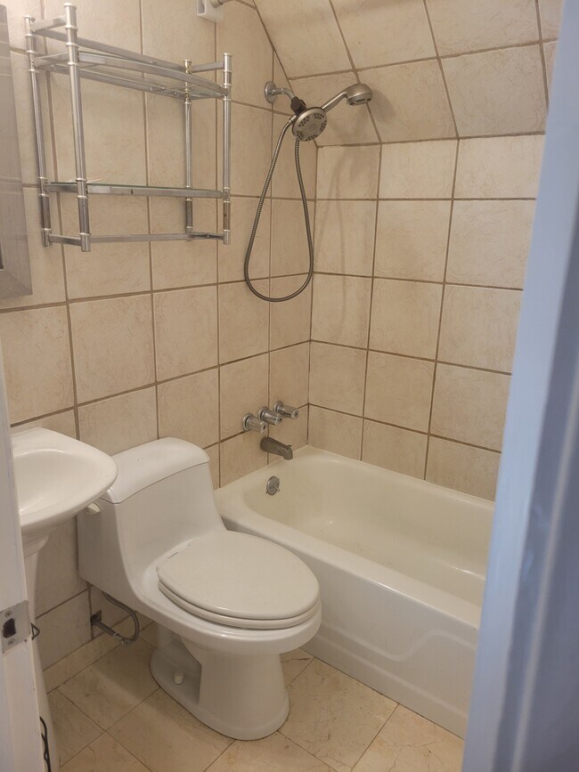 Full Bath - 1043 S Trenton Ave