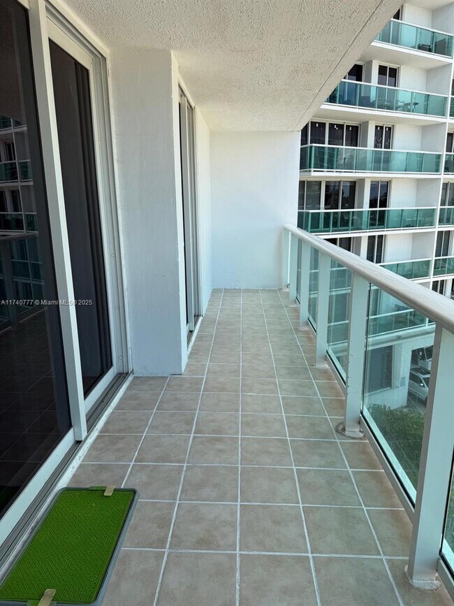 Building Photo - 100 Bayview Dr
