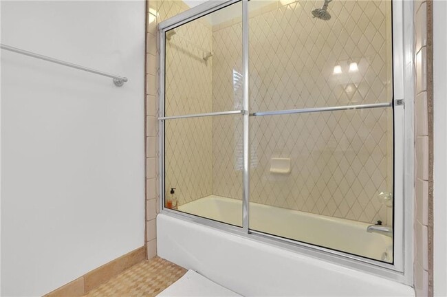 Building Photo - 7155 Roswell Rd