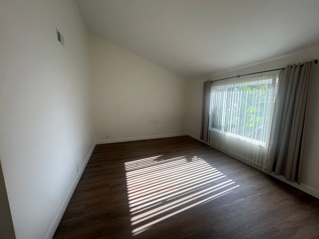 Building Photo - Beautiful 4 bed 2 bath home in San Jose with AC. Must See!