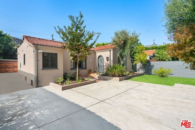 Building Photo - 619 S Sycamore Ave