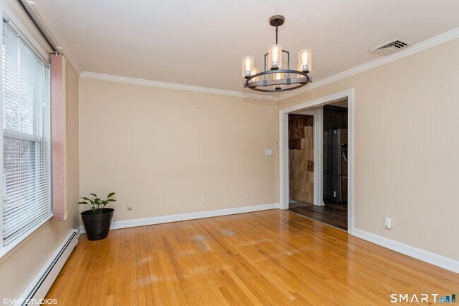 Building Photo - 680 Queen St