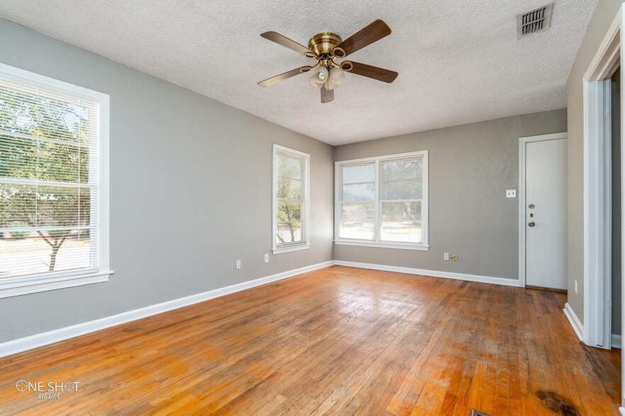 Building Photo - 1002 S San Jose Dr